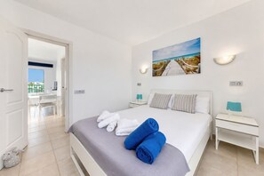 1 chambre, bureau, fer et planche à repasser, lit parapluie