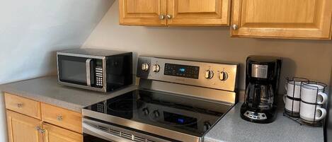 Refrigerador, microondas, horno y parrilla de estufa