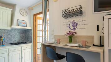 Réfrigérateur, micro-ondes, four