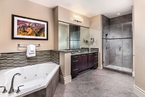 Badewanne, Haartrockner, Handtücher, Seife