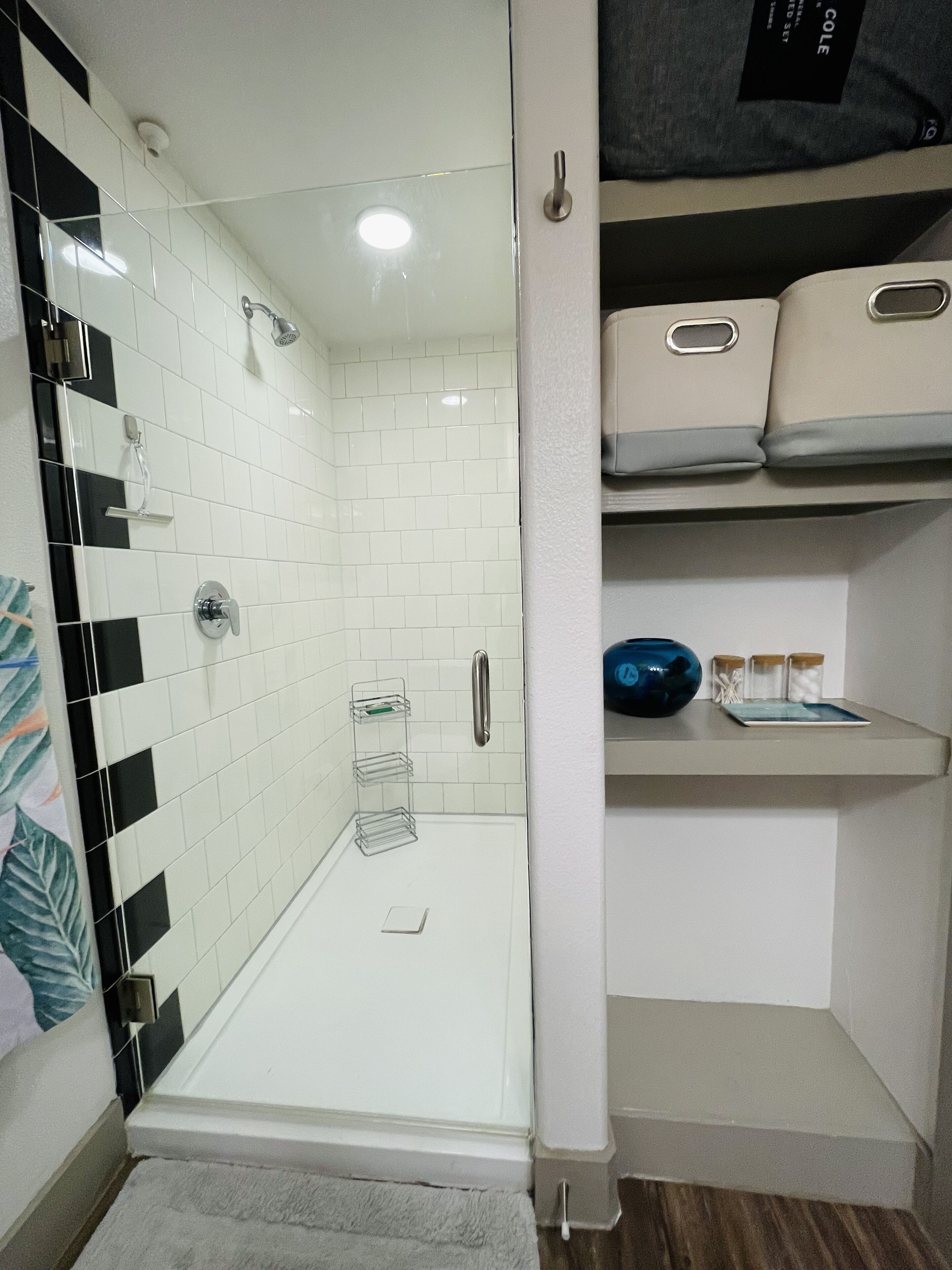 Regadera, toallas, jabón, papel de baño 