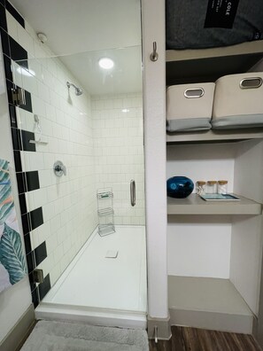 Douche, serviettes fournies, savon, papier toilette