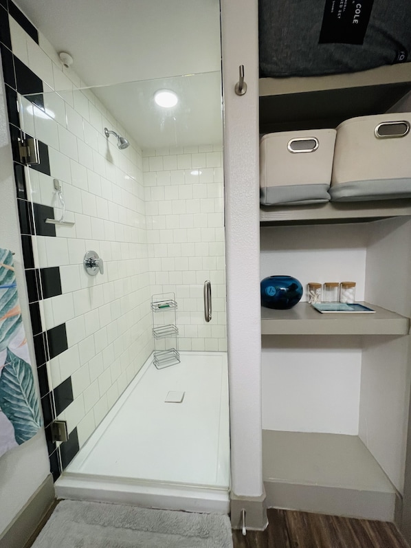 Regadera, toallas, jabón, papel de baño 