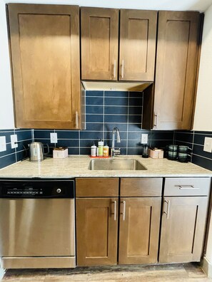 Réfrigérateur, micro-ondes, four, plaque de cuisson