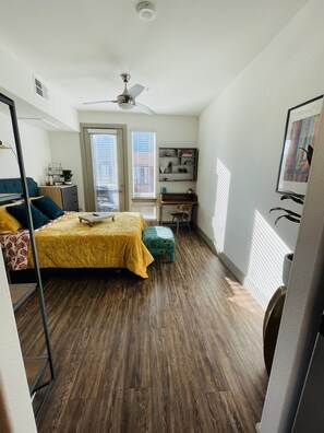 1 Schlafzimmer, Schreibtisch, WLAN, Bettwäsche