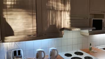 Een koelkast, een microgolfoven, een oven, een kookplaat