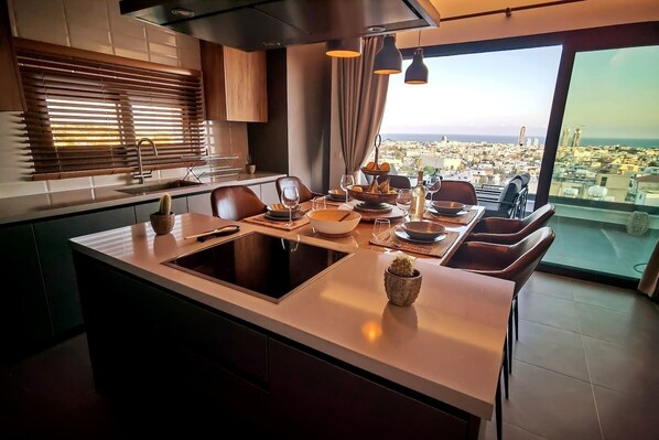 Kylskåp, ugn, spishäll och brödrost