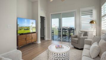 Condo (3 Bedrooms) | Front of property