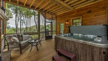 Cabin, 4 Bedrooms | Private spa tub