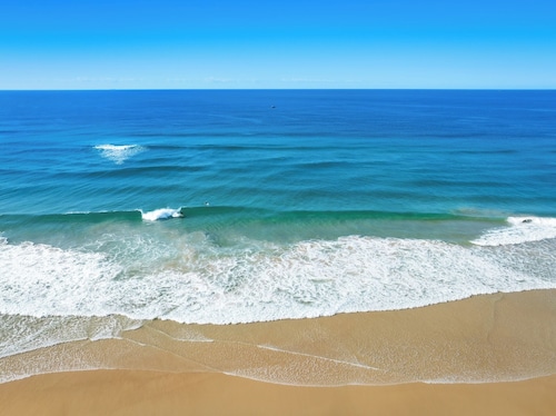 Spindrift Lowerdeck BEACH FRONT location! Retro style 2 bed, Wifi, Nespresso++++