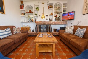 TV connectée, cheminée, livres