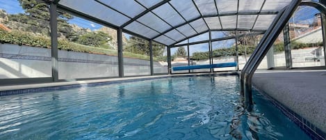 Una piscina cubierta, una piscina climatizada