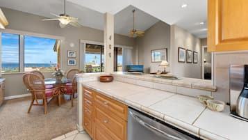Kondominium (Wailea Ekahi 17E - No Pets Allowed) | Dapur pribadi | Lemari es, microwave, oven, dan kompor