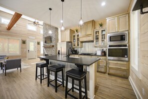 Fridge, microwave, oven, stovetop - Luxury 1BR/1BA Cabin in Beautiful Broken Bow, Oklahoma (Broken Bow)