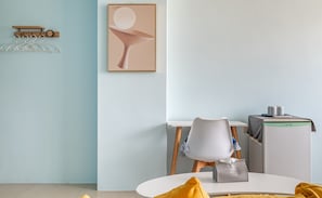 Quarto quádruplo, 2 camas de casal, vista para o oceano | Escrivaninha, Wi-Fi de cortesia, roupa de cama