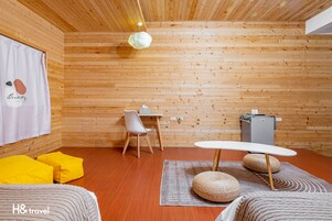 Escritorio, wifi gratis y ropa de cama 