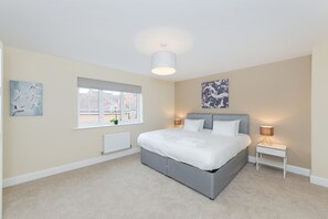 Rumah | 4 kamar tidur, setrika/meja setrika, dan seprai linen