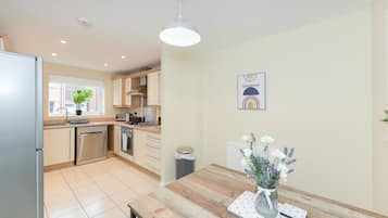 House | Private kitchen | Fridge, microwave, stovetop, electric kettle