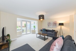 House | Living area | TV - Frome Gardens (Nottingham)