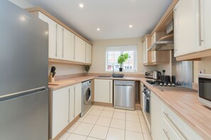 Casa | Cocina privada | Frigorífico, microondas, placa de cocina y hervidor eléctrico