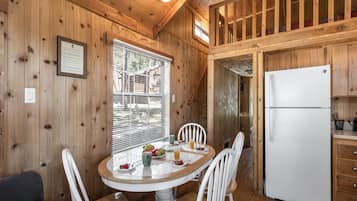 Cabana (Aloft Cabin) | Cozinha privada | Geladeira, micro-ondas, cafeteira/chaleira