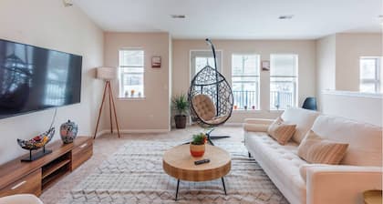 Modern 3-Bed Downtown Apartment