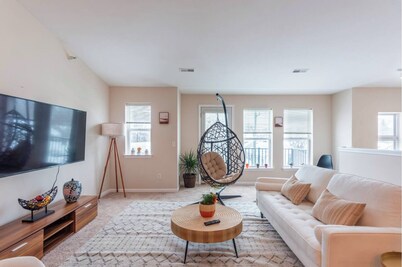 Modern 3-Bed Downtown Apartment