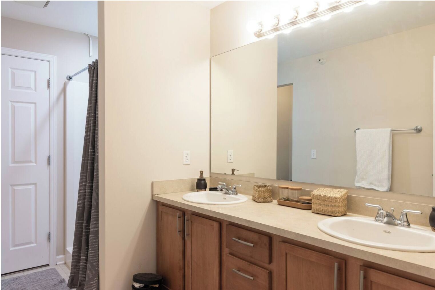 淋浴/盆浴组合、吹风机、肥皂、洗发水