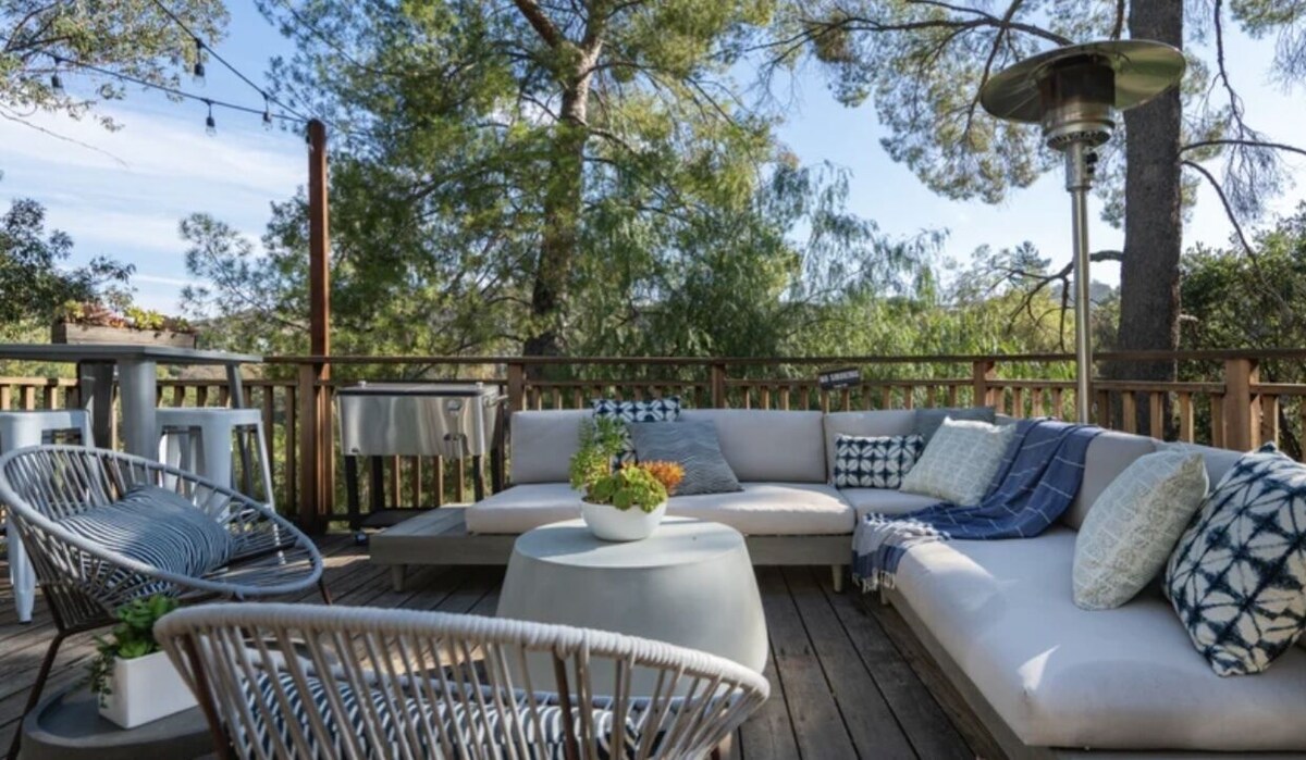 THE Zen Treehouse Retreat- Great Views and Peaceful Decks!