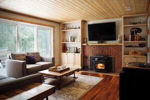 Smart-TV, Kamin, Bücher