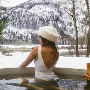 Outdoor spa tub - All-Season Family Retreat • Hot Tub • Waterfront (Moyie)