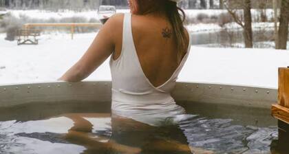 All-Season Family Retreat • Hot Tub • Waterfront