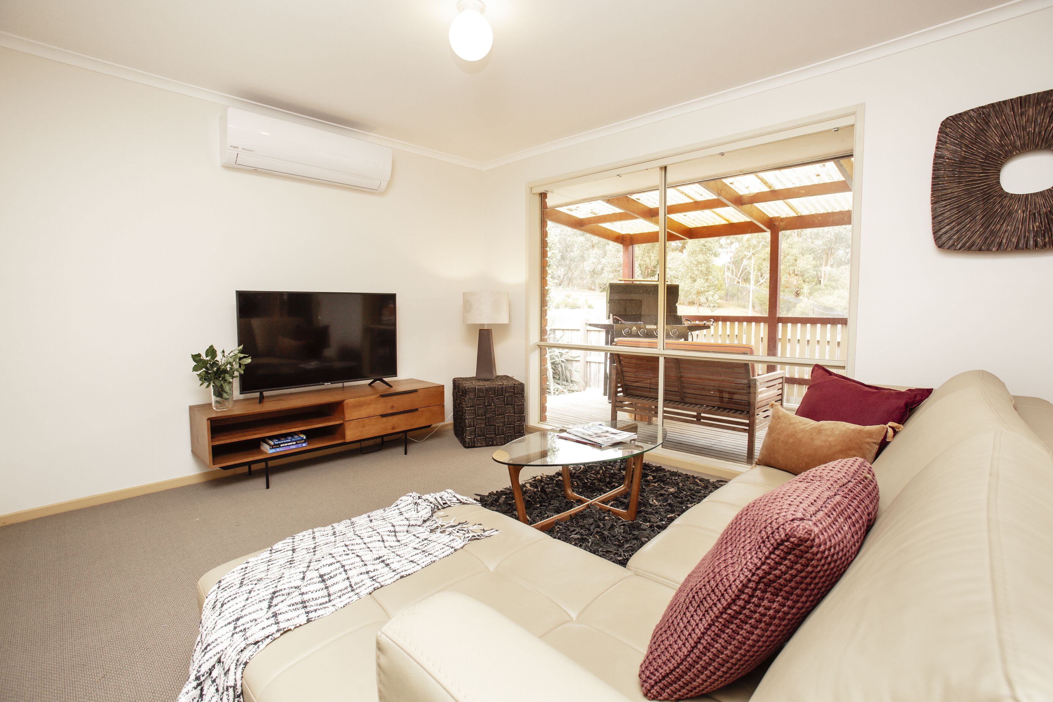 Ferienhaus | Wohnbereich | 50-Zoll-Smart-TV mit Digitalempfang, Fernseher, Netflix