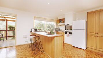 House | Private kitchen | Fridge, microwave, oven, stovetop