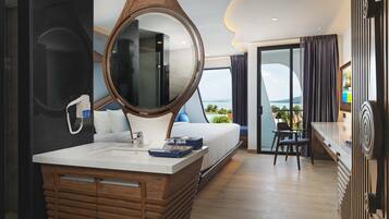 Deluxe Corner Sea-Facing King | Minibar, caja de seguridad en la habitación y escritorio