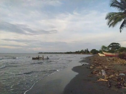 La Casa Amarilla (On the beaches of the Caribbean Sea)