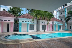 Una piscina al aire libre