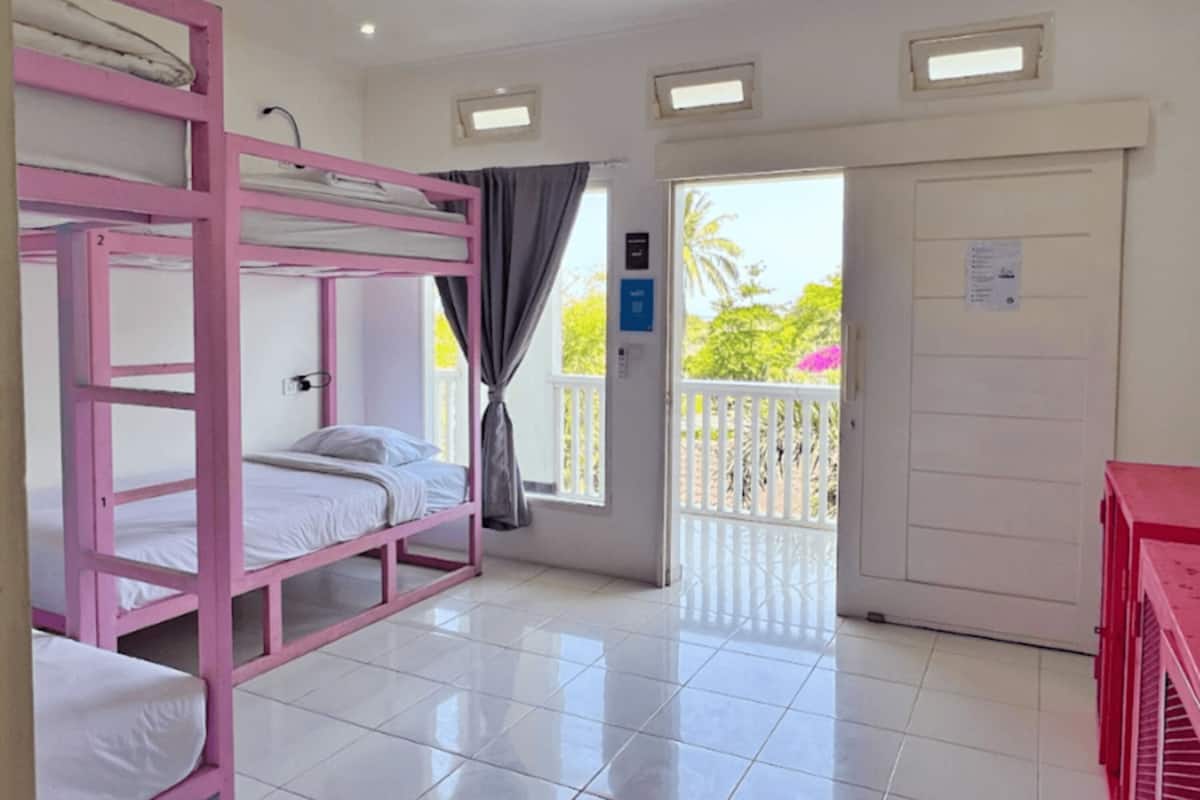 Bed in Standard 6 Bed Female Dorm | 床單