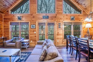 Smart TV, fireplace, video games, table football - ★Cozy Cabin with Hot Tub, Game Room, and Fire pit!★ Wears Valley! (Sevierville)