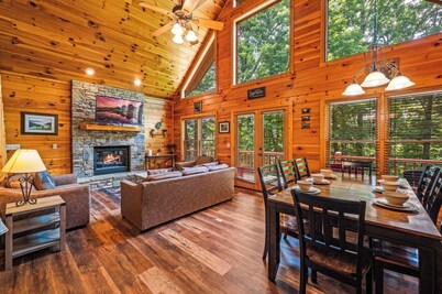 ★Cozy Cabin with Hot Tub, Game Room, and Fire pit!★ Wears Valley!