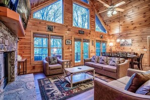 Smart TV, fireplace, video games, table football - ★Cozy Cabin with Hot Tub, Game Room, and Fire pit!★ Wears Valley! (Sevierville)