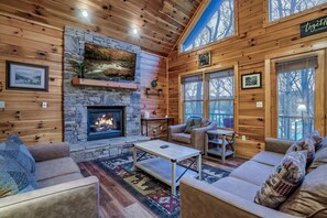 Smart TV, fireplace, video games, table football - ★Cozy Cabin with Hot Tub, Game Room, and Fire pit!★ Wears Valley! (Sevierville)