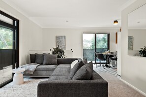 TV, bøker og kontorer