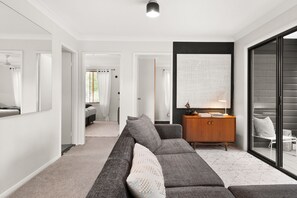 TV, bøker og kontorer