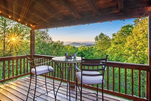 Outdoor dining - Mountain Views & summer vacation! - 3 king beds- theater- hot tub- pool table (Sevierville)