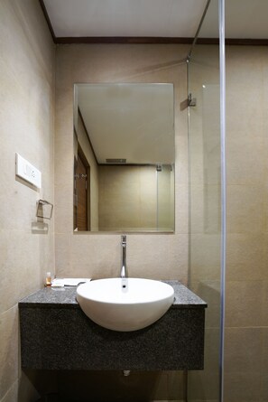 Quarto luxo (AC) | Banheiro | Chuveiro, toalhas de banho, sabonete, shampoo