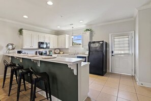 Fridge, microwave, oven, stovetop - 2-bd condo close to campus, free parking, sleeps 6 (Baton Rouge)