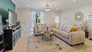 Ein Wohnzimmer mit Sofa, Couchtisch und Dekorationselementen.