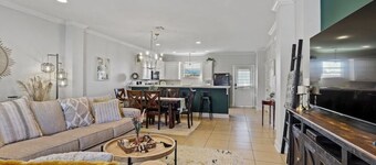 2-bd condo close to campus, free parking, sleeps 6