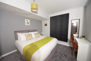 2 habitaciones, escritorio y tabla de planchar con plancha 
